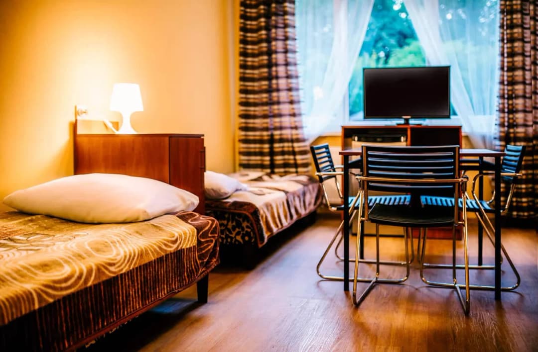 Jak wygląda nocleg w hostelu? Odkryj komfort i tanie opcje zakwaterowania