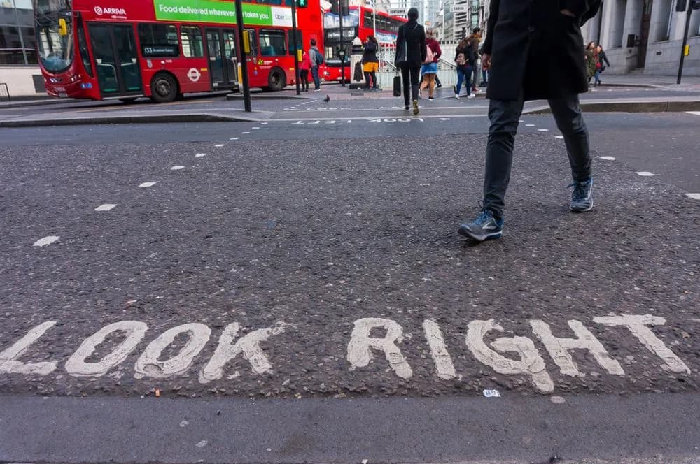 Ruch lewostronny w jakich krajach - zaskakujące fakty i historia
