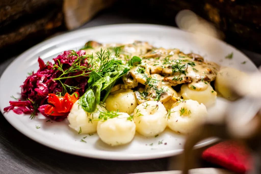 Gdzie zjeść w Świętej Katarzynie? Odkryj najlepsze lokale gastronomiczne